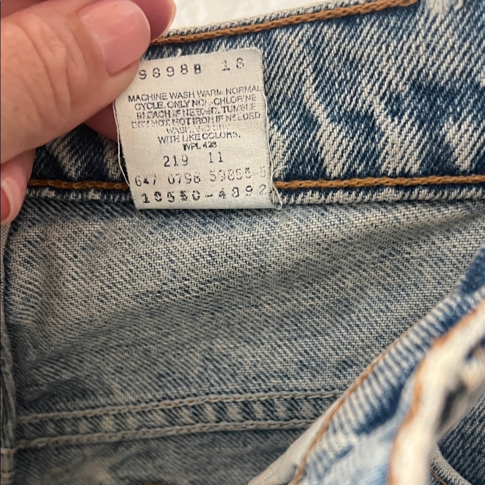 Vintage Levi's Women's Light Blue Denim Shorts - Picture 6 of 6